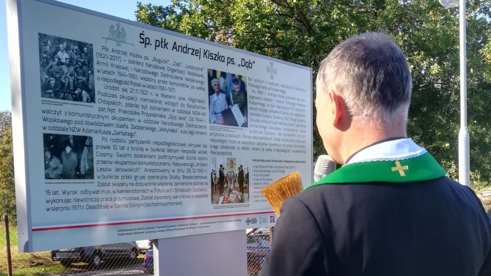 Pułkownik Andrzej Kiszka pseudonim "Dąb" został pośmiertnie uhonorowany tablicą pamiątkową - ta została odsłonięta na cmentarzu w Rogowie niedaleko Łobza. Fot. Grzegorz Kozak