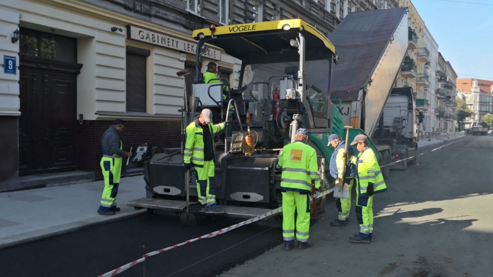 Na ulicy Małkowskiego w Szczecinie rozpoczęło się układanie asfaltu. Fot. ZDiTM