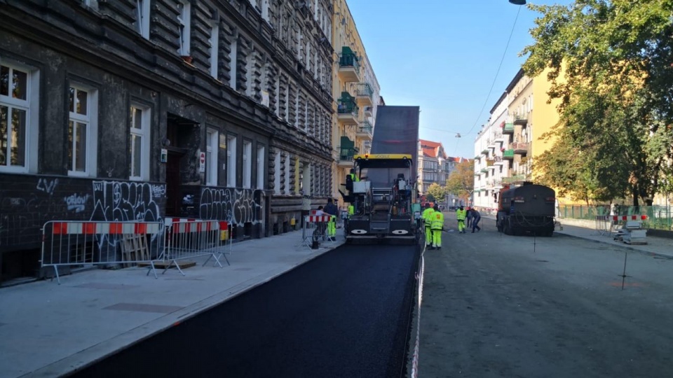 Na ulicy Małkowskiego w Szczecinie rozpoczęło się układanie asfaltu. Fot. ZDiTM