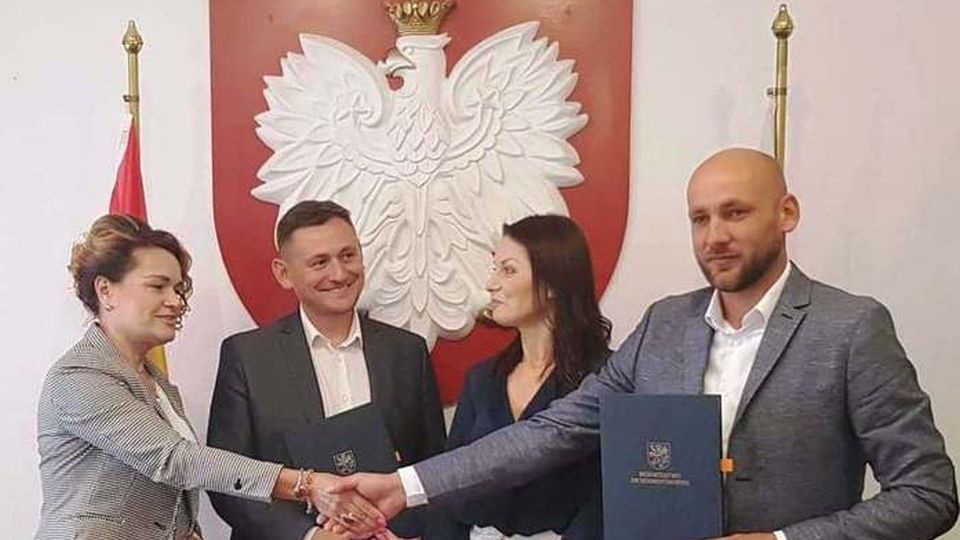Podpisanie umowy o dofinansowanie dla firmy M.I.Steel z Bobolic. źródło: https://koszalininfo.pl/podpisanie-umowy-o-dofinansowanie-dla-firmy-m-i-steel-z-bobolic/
