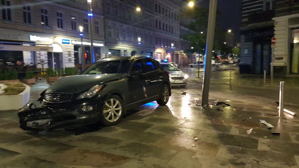 Jadąca samochodem osobowym ulicą Jagiellońską na placu Zamenhofa, na mokrej po deszczu jezdni wpadła w poślizg i uderzyła w słup latarni. źródło: Facebook Grupa Suszą! Szczecin