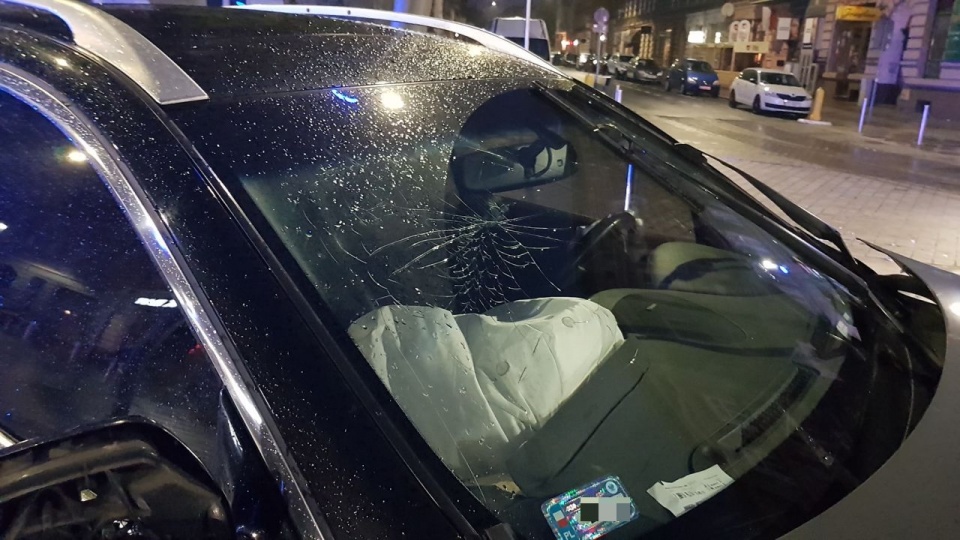 Jadąca samochodem osobowym ulicą Jagiellońską na placu Zamenhofa, na mokrej po deszczu jezdni wpadła w poślizg i uderzyła w słup latarni. źródło: Facebook Grupa Suszą! Szczecin