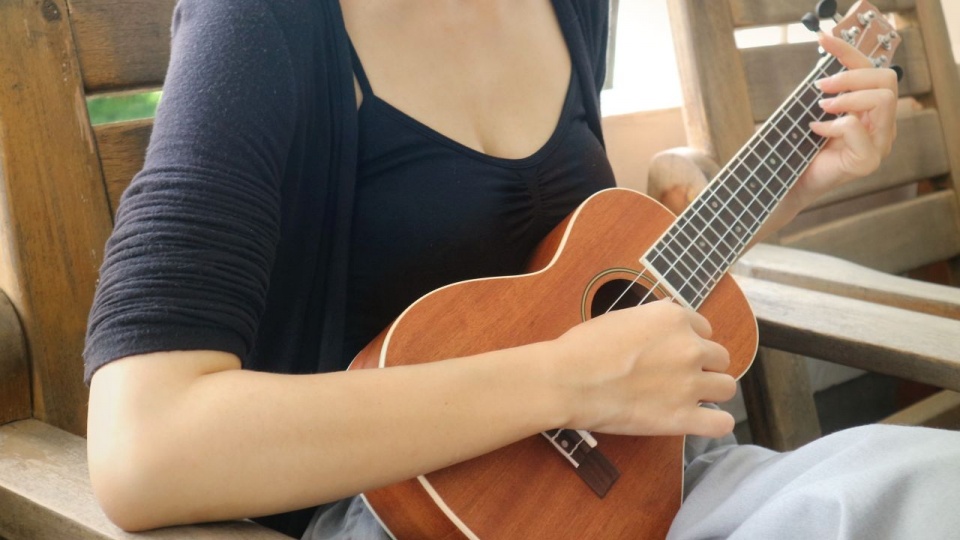 źródło: pixabay.com/pl/photos/tajwan-gitara-dziewczyna-muzyka-2429920.