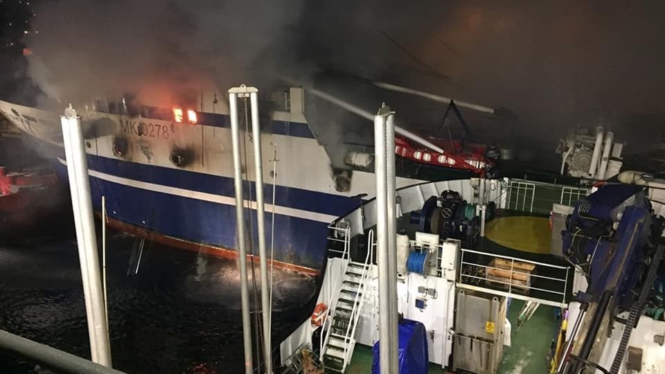 Trwa akcja dogaszania pożaru rosyjskiego trawlera w norweskim Tromsö. źródło: https://www.facebook.com/Kystverket/