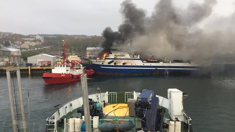 Trwa akcja dogaszania pożaru rosyjskiego trawlera w norweskim Tromsö. źródło: https://www.facebook.com/Kystverket/