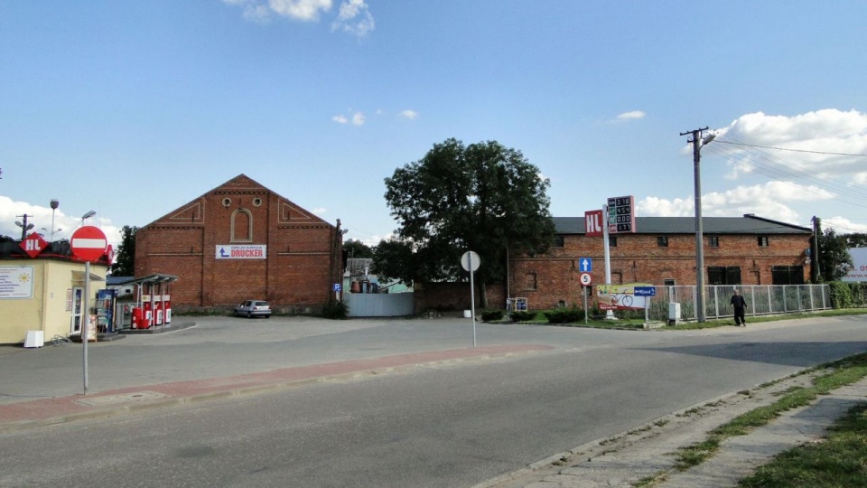 Ustowo (do 1945 Güstow) – wieś w Polsce położona w województwie zachodniopomorskim, w powiecie polickim, w gminie Kołbaskowo. źródło: https://pl.wikipedia.org/wiki/Plik:Ustowo_1.jpg.