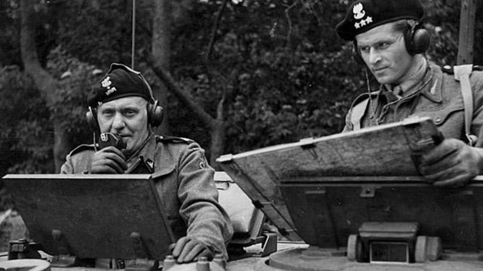 Stanisław Maczek podczas dowodzenia dywizją 1944. https://pl.wikipedia.org/wiki/Stanis%C5%82aw_Maczek/Centralne Archiwum Wojskowe