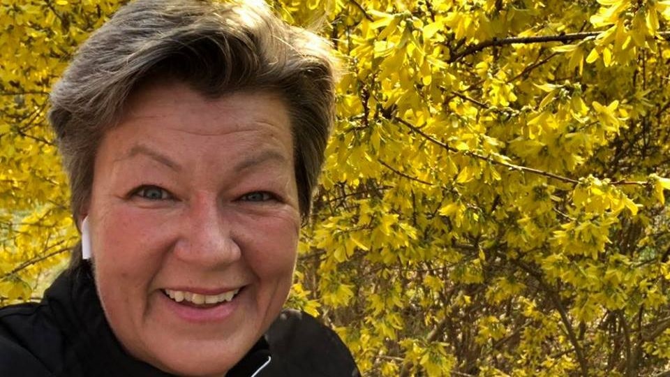 Urodzona w 1964 roku Johansson rozpoczynała karierę polityczną w młodzieżówce szwedzkiej Partii Komunistycznej, z której ramienia w latach 1988-91 była posłanką do Riskdagu. źródło: https://www.facebook.com/ylvajohansson13