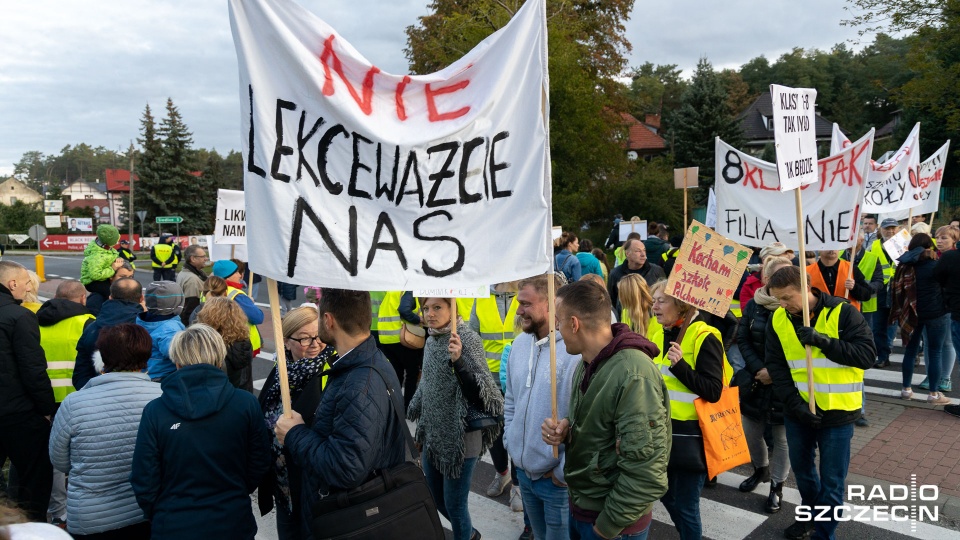 "Kochamy naszą szkołę" - pod takim hasłem trwa protest w Pilchowie. Fot. Robert Stachnik [Radio Szczecin]