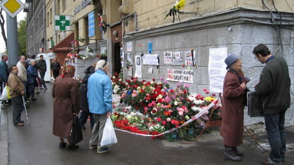 Moskwa 2006 roku. Mieszkańcy wspominają zamordowaną dziennikarkę. źródło: https://pl.wikipedia.org/wiki/Anna_Politkowska.