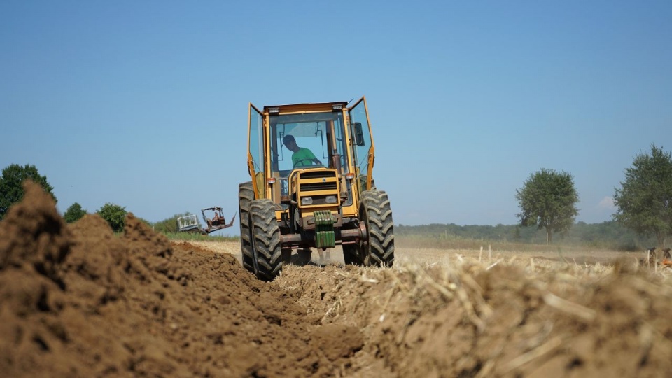 Traktorzyście grożą dwa lata więzienia. źródło: https://pixabay.com/pl/photos/ci%C4%85gnik-ziemi-kultury-rolnictwo-4437030.