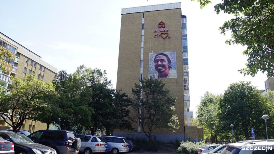 Baner z podobizną Zlatana Ibrahimovicia na bloku w dzielnicy Rosengard w Malmö, w której mieszkał i dorastał. Fot. Przemysław Gołyński [Radio Szczecin]