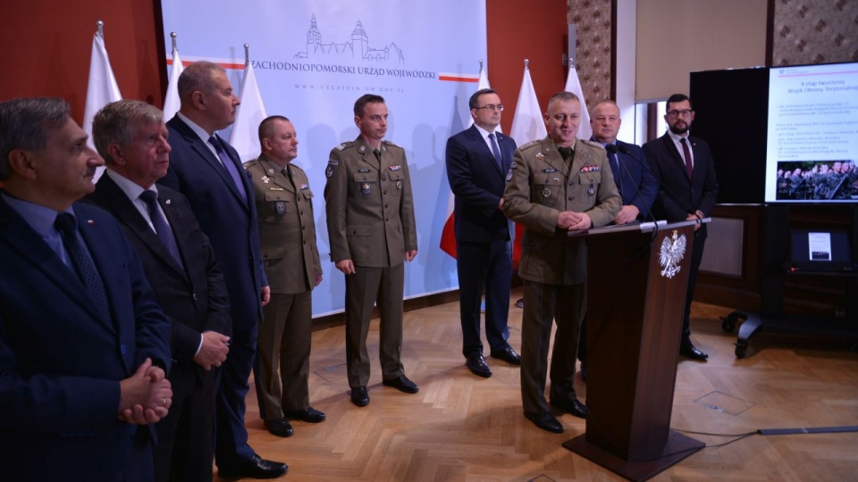 Dowódcę - pułkownika Grzegorza Kaliciaka przedstawił w czwartek na konferencji prasowej wojewoda Tomasz Hinc. Fot. ZUW