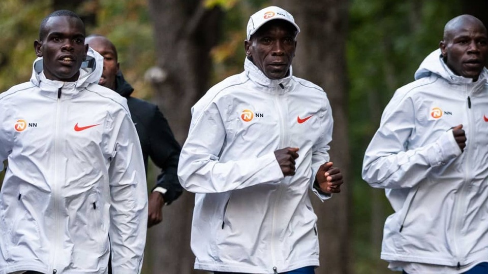 Kenijczyk Eliud Kipchoge przebiegł w Wiedniu maraton w czasie 1 godzina 59 minut 40,2 sekundy. źródło: https://twitter.com/eliudkipchoge