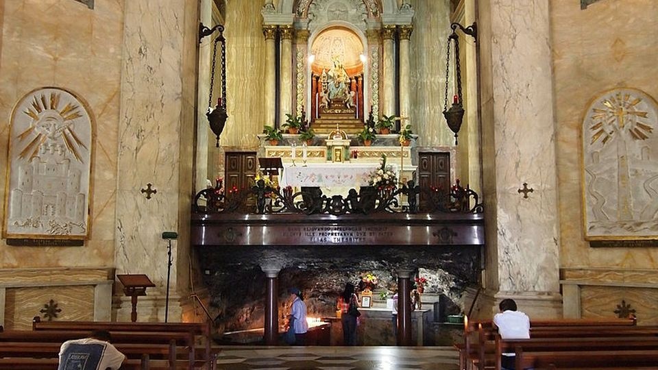 W Sanktuarium odprawiono mszę świętą, a przed tablicą poświęconą świętej Edycie Stein złożono wiązankę kwiatów. źródło: https://pl.wikipedia.org/wiki/Klasztor_karmelit%C3%B3w_bosych_Stella_Maris/Iliakriv