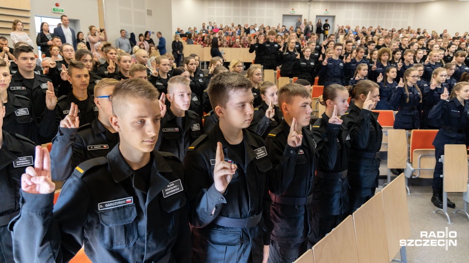 Uroczystość odbyła się w auli Zachodniopomorskiego Uniwersytetu Technologicznego. Nie zabrakło przedstawicieli policji, straży miejskiej czy ratowników medycznych. Byli także rodzice i absolwenci z ubiegłych lat. Fot. Robert Stachnik [Radio Szczecin]