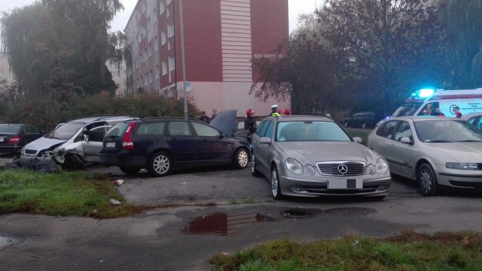 Na ulicy Rugiańskiej - po zderzeniu dwóch samochodów - interweniują policjanci i strażacy. źródło: Facebook Grupa Suszą! Szczecin