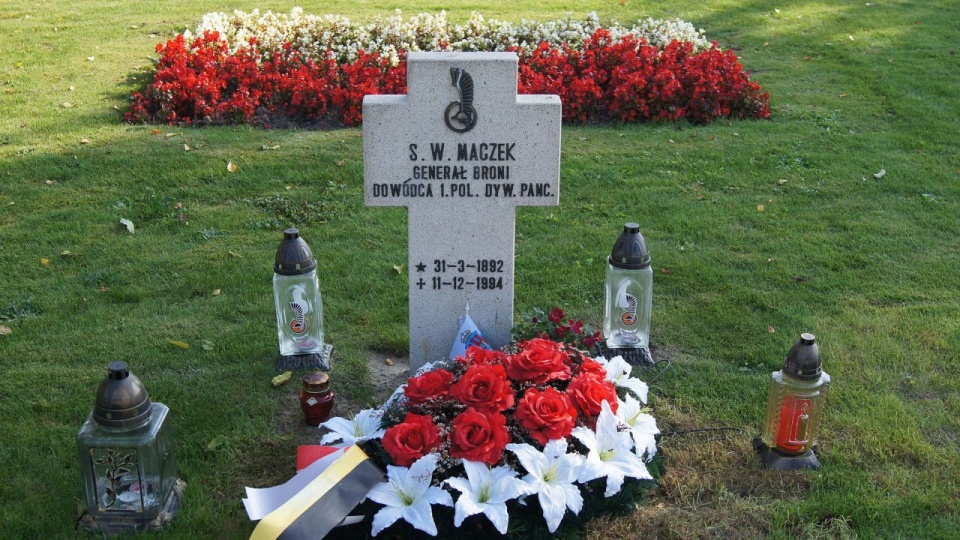 Grób generała Maczka na polskim cmentarzu wojskowym w Bredzie. źródło: https://pl.wikipedia.org/wiki/Breda/PawelTomaszK -