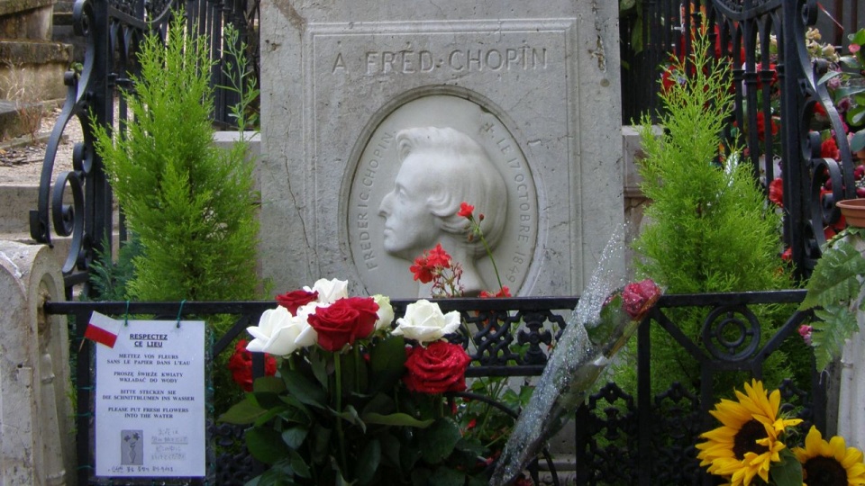 Grób Fryderyka Chopina na paryskim cmentarzu Père-Lachaise. Fot. www.wikipedia.org / Albertus teolog (CC0 domena publiczna)