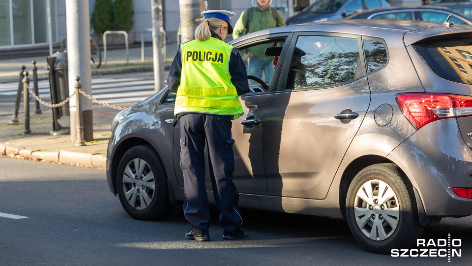 Policjanci kontrolują również stan techniczny pojazdów oraz to, w jaki sposób przewożeni są pasażerowie, w tym dzieci. Fot. Robert Stachnik [Radio Szczecin]
