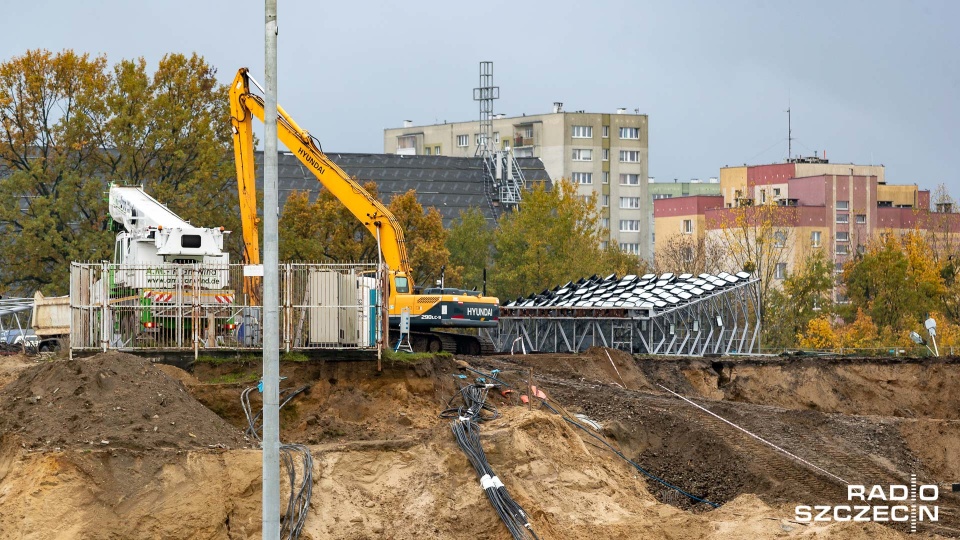 We wtorek ekipy pracujące przy budowie nowego stadionu Pogoni Szczecin zdemontowały jeden z jupiterów. Fot. Robert Stachnik [Radio Szczecin]