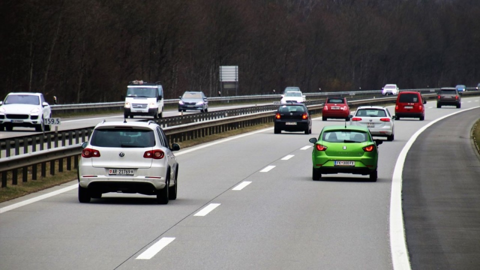 Najwięcej kontrowersji wzbudzał system inteligentnego dostosowania prędkości. Ostatecznie ustalono jednak, że kierowcy będą mogli go wyłączać. źródło: https://pixabay.com/pl/photos/asfalt-auta-transport-samoch%C3%B3d-3264142.