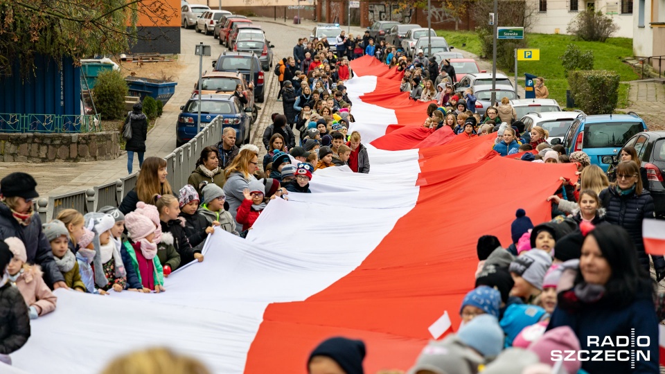 Ogromną flagę uszyto w ubiegłym roku specjalnie na setną rocznicę odzyskania przez Polskę niepodległości. Fot. Robert Stachnik [Radio Szczecin]