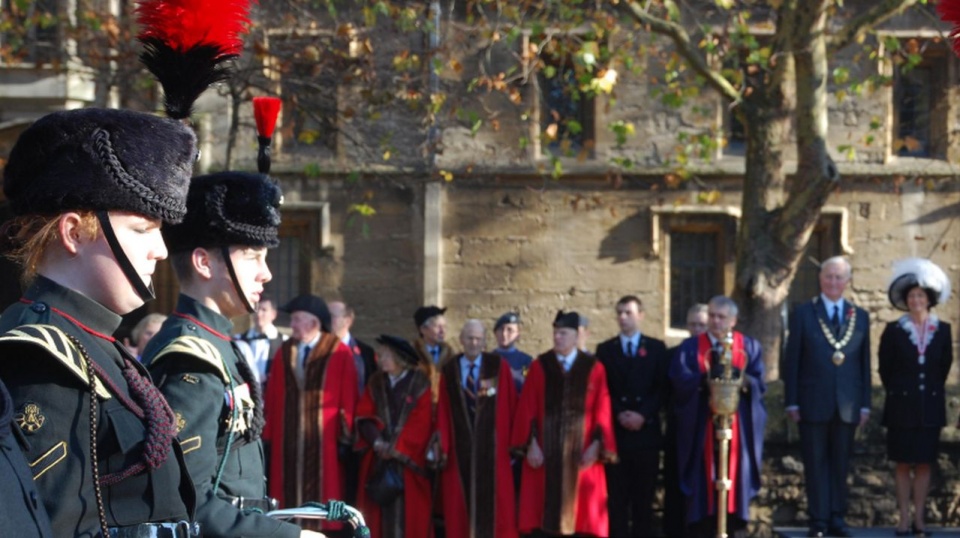 Parada Niedzieli Pamięci w Oksfordzie w 2011 roku. źródło: https://en.wikipedia.org/wiki/Remembrance_Sunday.