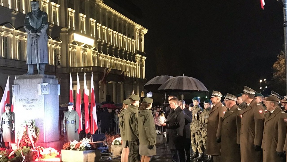 Minister dodał, że Capstrzyk Niepodległościowy organizowany w stolicy, ma szczególny charakter. Odbywa się tuż obok pomnika marszałka Józefa Piłsudskiego i nieopodal placu jego imienia. źródło: twitter.com/mblaszczak?lang=en.