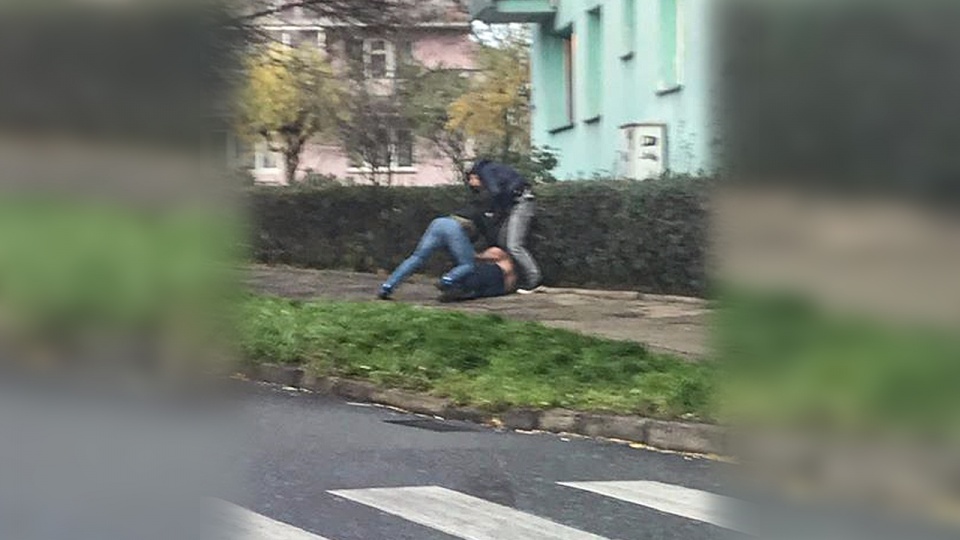 Zatrzymanie uciekiniera przy ulicy Dubois w Szczecinie. Fot. Słuchacz Martin