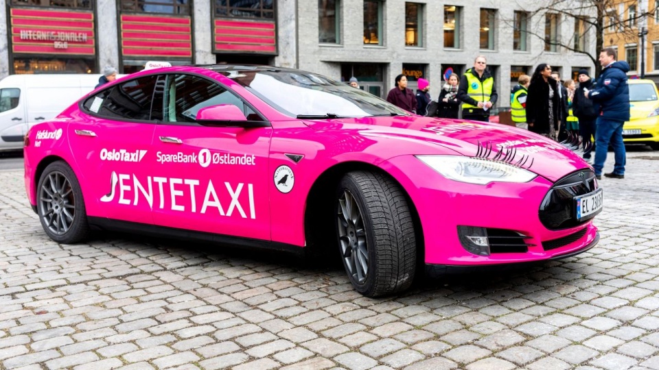Darmowe różowe taksówki, to pomysł społeczników na zwiększenie bezpieczeństwa kobiet w centrum stolicy Norwegi. Fot. facebook.com/jentetaxi.