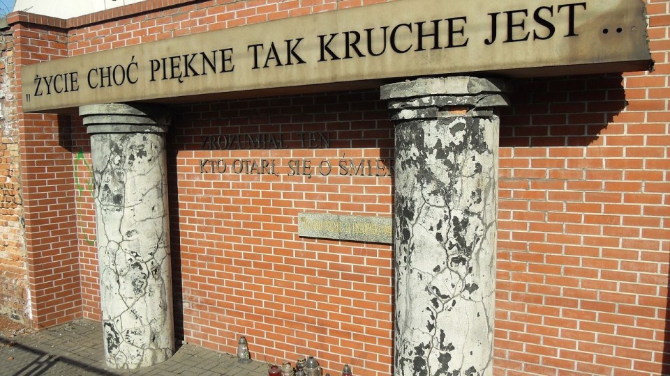 Pomnik "Ofiarom pożaru w hali widowiskowej Stoczni Gdańskiej w dniu 24 listopada 1994 r" przy ul. Jana z Kolna w Gdańsku. Napis "Życie tak piękne choć kruche jest" jest fragmentem piosenki "24.11.94" zespołu Golden Life, poświęconej ofiarom pożaru. Fot. h