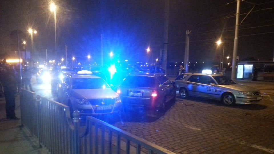 Uciekał policji taranując kilka samochodów na ulicy Kolumba w Szczecinie. źródło: Facebook Grupa Suszą! Szczecin