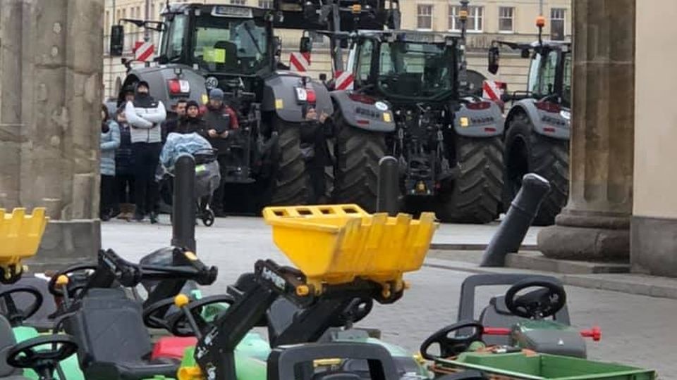 Demonstracja jest głównym elementem wielkiej kampanii protestacyjnej trwającej od końca października. źródło: https://www.facebook.com/BauernverbandSchleswigHolstein/photos/bauern-bitten-zu-tisch-einladung-an-die-ministerinnen-schulze-und-kl%C3%B6ckner-di