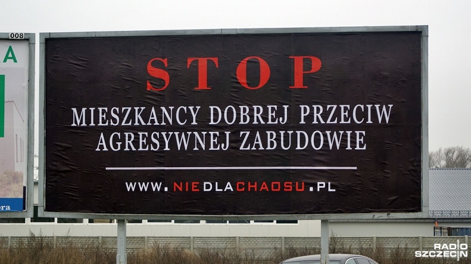 Billboard o takiej treści pojawił się w centrum podszczecińskiej miejscowości. Fot. Adam Wosik [Radio Szczecin]