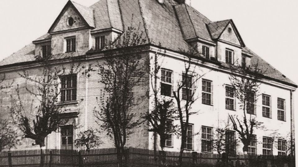 Budynek szkoły w Wiżajnach, gdzie przetrzymywano zatrzymanych w obławie. Mat. IPN