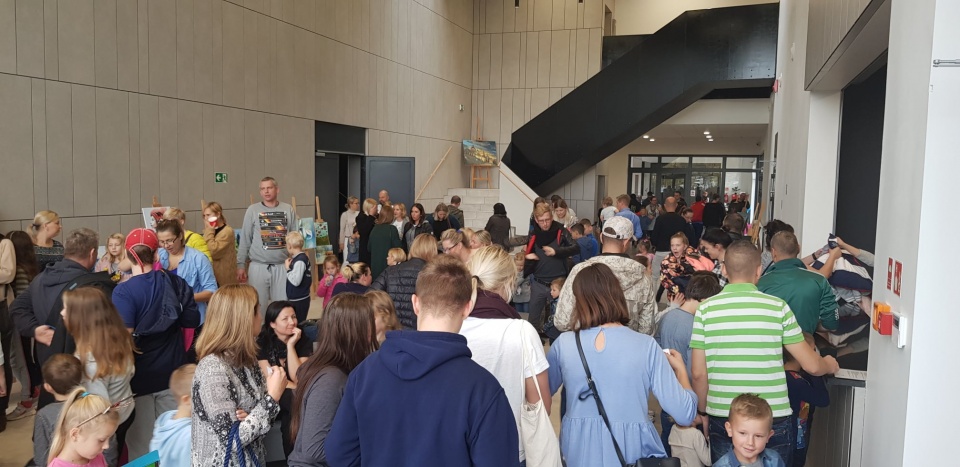Ośrodek Kultury w Przecławiu to kompleks, na który składa się sala koncertowa, basen, sauna oraz pracownie do zajęć artystycznych i warsztatów. źródło: https://www.facebook.com/goksir.kolbaskowo/