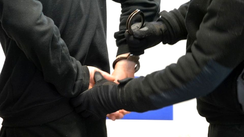 http://szczecin.policja.gov.pl/szm/dzialania-policji/aktualnosci/29981,Poszukiwany-ukryl-sie-przed-policjantami-w-szafie.html