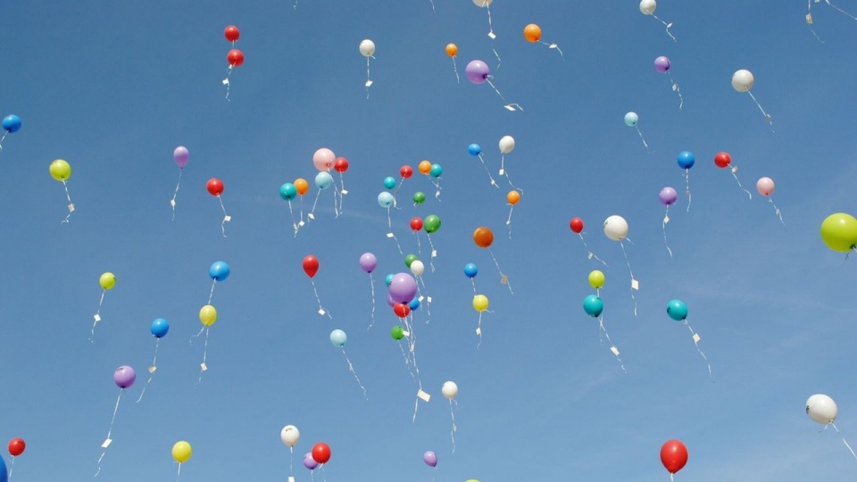 źródło: pixabay.com/pl/photos/balony-uroczysto%C5%9B%C4%87-p%C5%82ywak-hel-1012541.