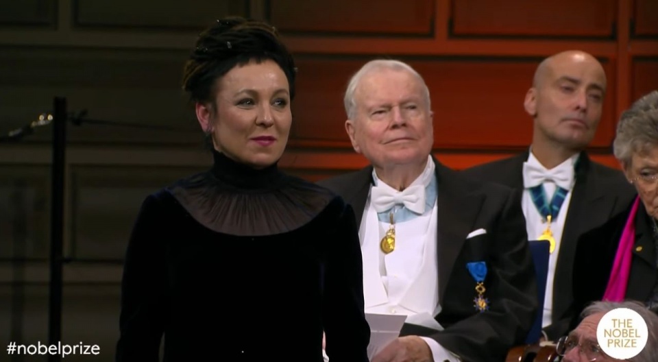 Olga Tokarczuk we wtorek po południu odebrała z rąk króla Szwecji Karola XVI Gustawa złoty medal i dyplom. Fot. www.youtube.com/Nobel Prize