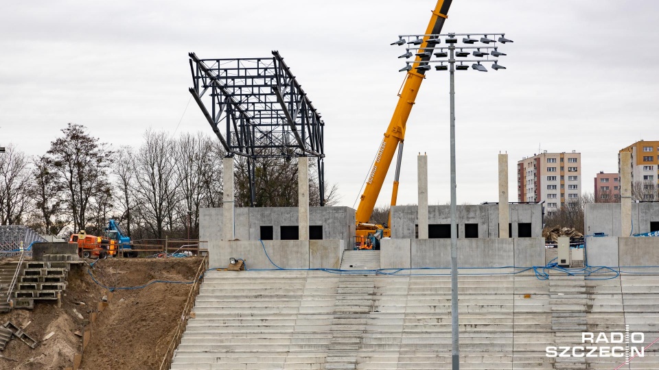 Na budowie stadionu Pogoni pojawił się kolejny nowy element. W ciągu dnia na filarach zamontowano pierwsze konstrukcje dachu. Fot. Robert Stachnik [Radio Szczecin]