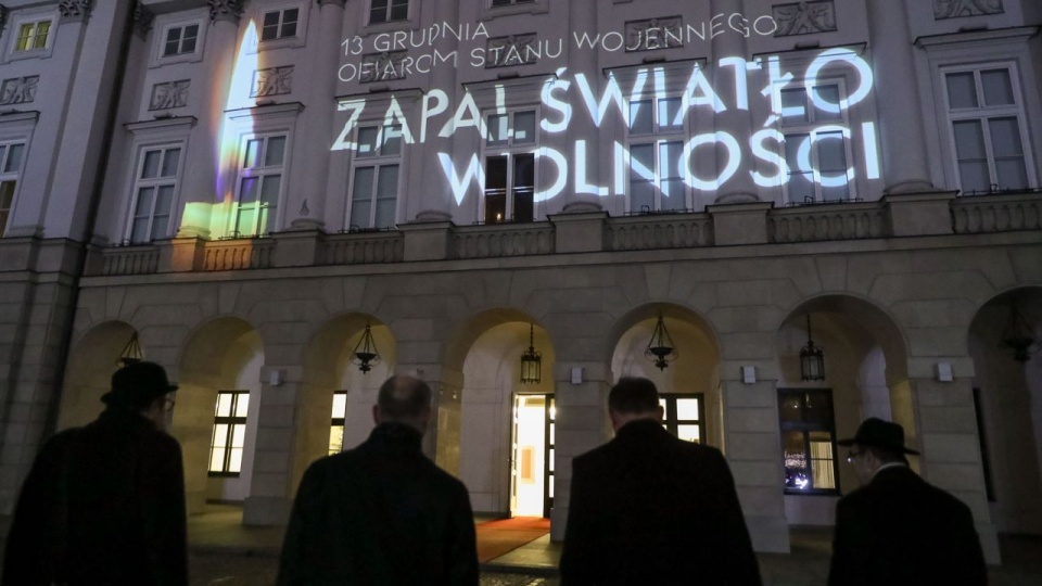 O 19.30 w całym kraju rozpoczęła się akcja społeczna "Zapal światło wolności". Fot. twitter.com/prezydentpl/Krzysztof Sitkowski/KPRP