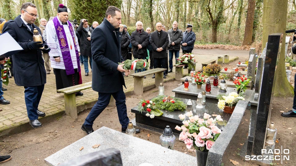 49 lat temu w Szczecinie doszło do krwawych starć z milicją i wojskiem. W uroczystościach upamiętniających tamto wydarzenie wzięli udział uczestnicy Grudnia'70, rodziny ofiar oraz działacze opozycji antykomunistycznej. Fot. Robert Stachnik [Radio Szc