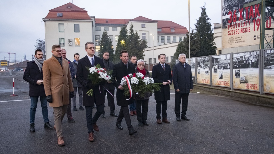 Posłowie, radni i działacze Platformy Obywatelskiej złożyli kwiaty przed bramą Stoczni Szczecińskiej. Fot. Wojciech Ochrymiuk [Radio Szczecin]