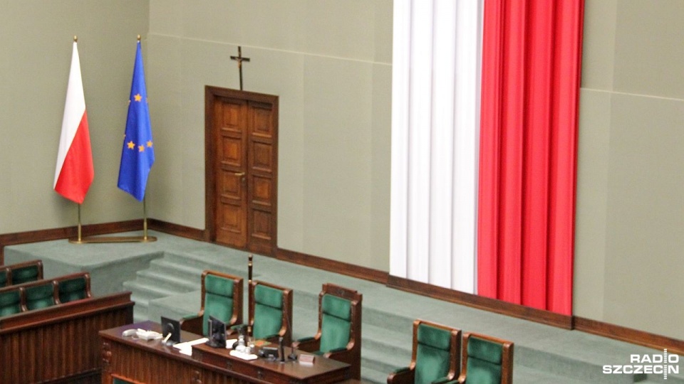 Joanna Senyszyn w telewizyjnym studiu komentowała obecność krzyża w Sejmie. Fot. Piotr Kołodziejski [Radio Szczecin]