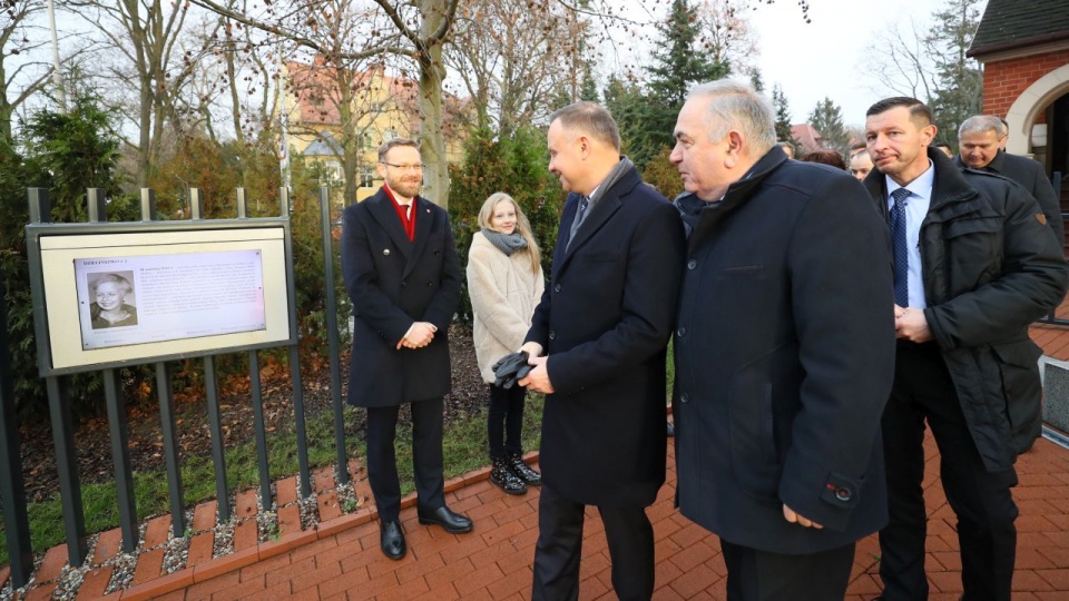 Andrzej Duda od złożenia kwiatów pod pomnikiem Lecha Kaczyńskiego rozpoczął wizytę w Szczecinie. Fot. Robert Stachnik [Radio Szczecin]