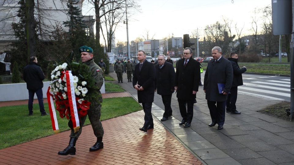 Andrzej Duda od złożenia kwiatów pod pomnikiem Lecha Kaczyńskiego rozpoczął wizytę w Szczecinie. Fot. Robert Stachnik [Radio Szczecin]