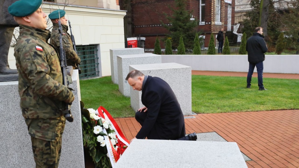Andrzej Duda od złożenia kwiatów pod pomnikiem Lecha Kaczyńskiego rozpoczął wizytę w Szczecinie. Fot. Robert Stachnik [Radio Szczecin]
