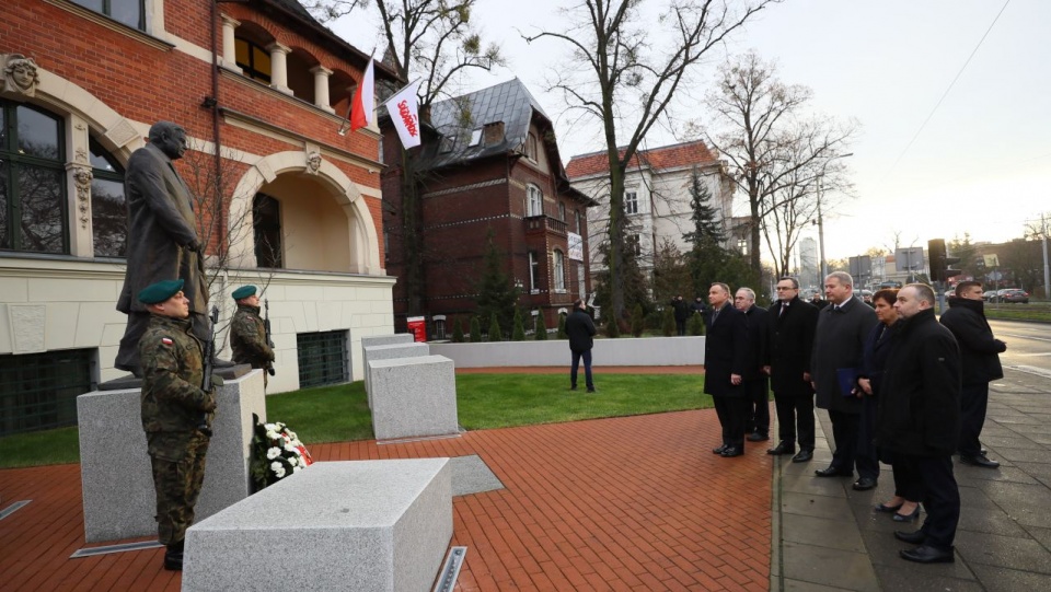 Andrzej Duda od złożenia kwiatów pod pomnikiem Lecha Kaczyńskiego rozpoczął wizytę w Szczecinie. Fot. Robert Stachnik [Radio Szczecin]