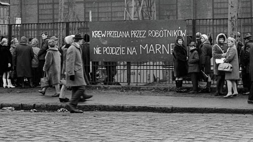 Zdjęcie z albumu "Zbuntowane miasto, szczeciński Grudzień 70 - Styczeń 71". Źródło: ipn.gov.pl